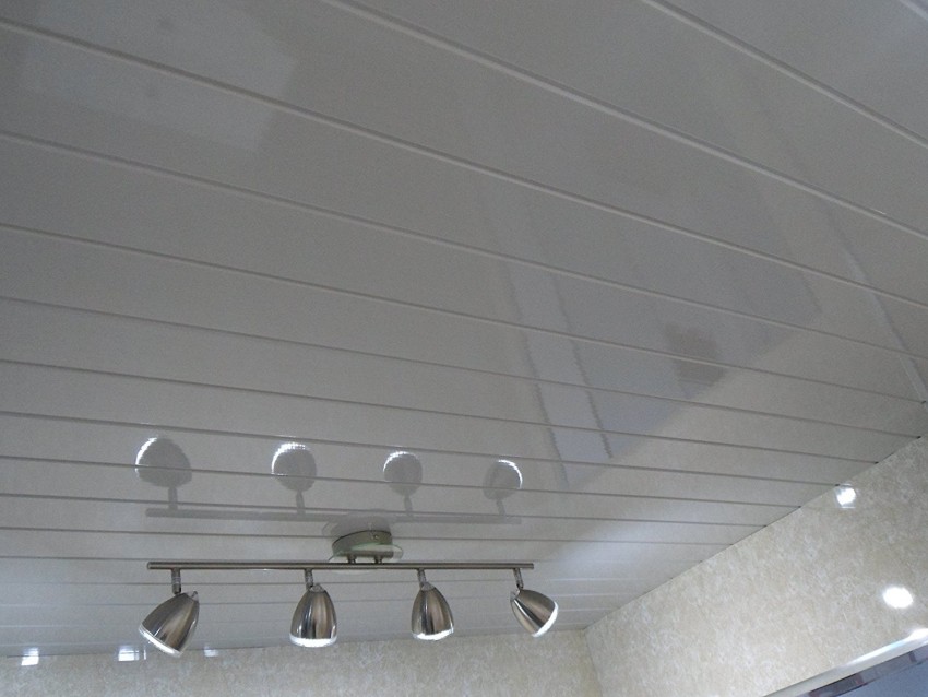 ПВХ потолок в ванной - 115 фото примеров использования панелей и рекомендации по их монтажу