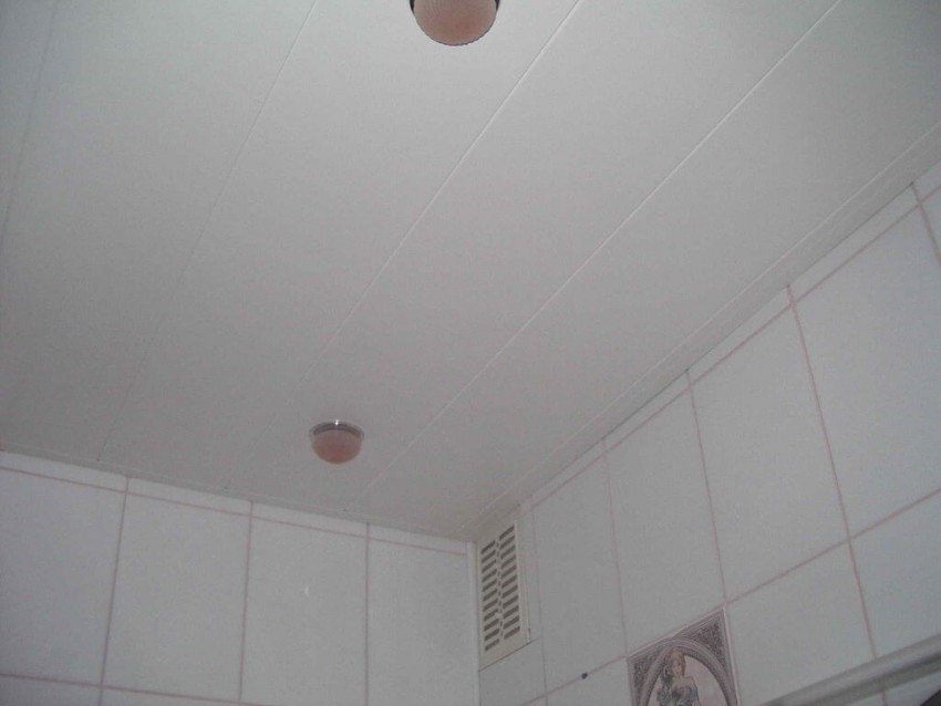 Пластиковый потолок в ванной: 110 фото выбора оптимальных конструкций, панелей и освещения