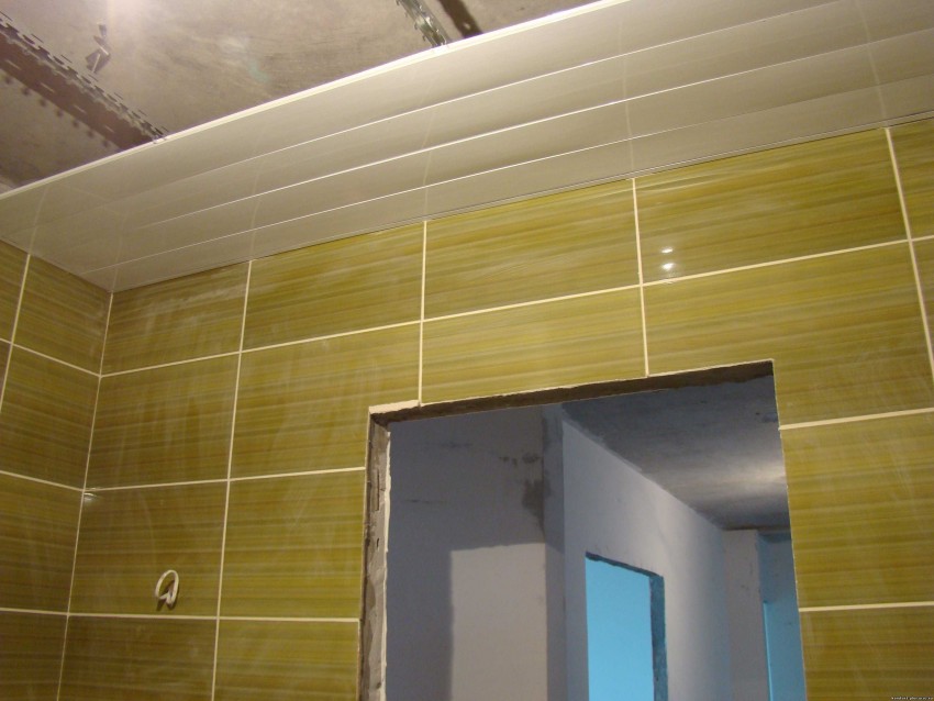 Пластиковый потолок в ванной: 110 фото выбора оптимальных конструкций, панелей и освещения