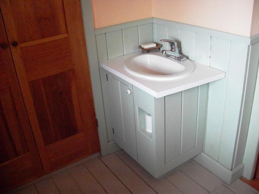 Угловая мебель для ванной - навесные и стационарные шкафы, тумбы, умывальники и тумбы (105 фото)