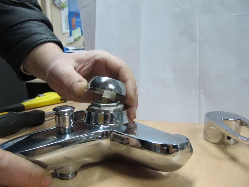 Смеситель в ванной: устройство, основные поломки и схемы ремонта