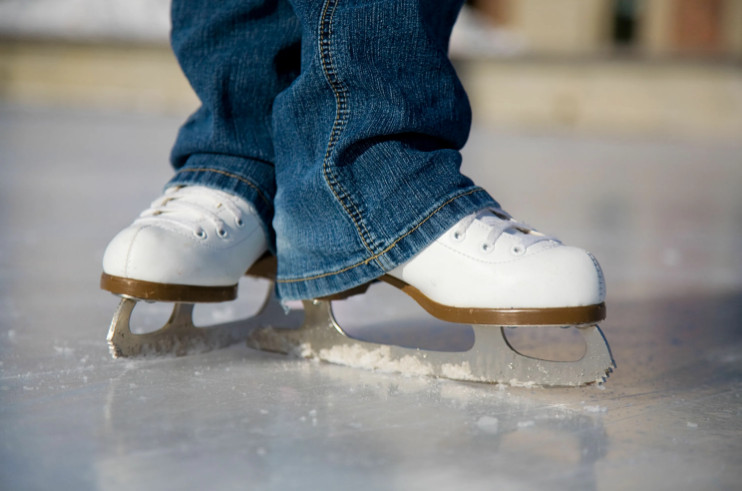 Первые шаги и торможение при катании на коньках
